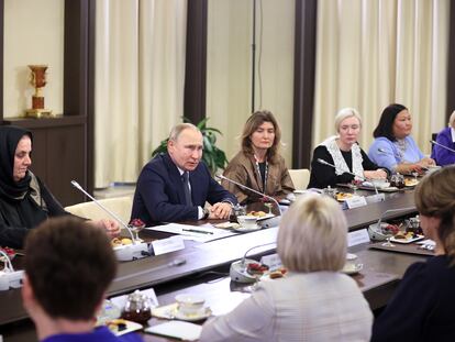 El presidente ruso, Vladímir Putin, se reúne con madres de los militares rusos enviados a Ucrania, en la residencia estatal de Novo-Ogaryovo, a las afueras de Moscú, este viernes 25 de noviembre.