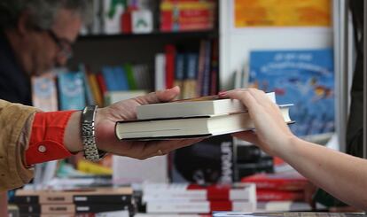 Los libreros ya hablan de un aumento en las ventas en torno a un 20 o un 30 por ciento más que el pasado año en la Feria del Libro de Madrid.