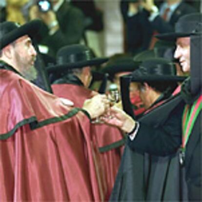 El presidente cubano Fidel Castro y el rey Juan Carlos brindaron ayer tras ser nombrados miembros de la Cofradía del vino de Porto, en esta ciudad portuguesa, en vísperas de la VIII Cumbre Iberoamericana.