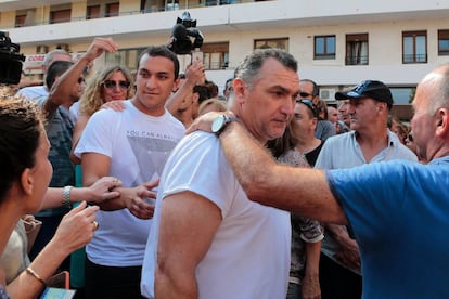 Varios de los implicados en los incidentes en una playa de Córcega salen del tribunal que lleva el caso.