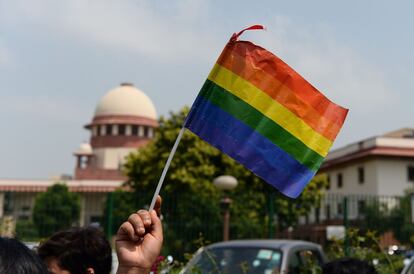Un chico ondea la bandera LGTB en Nueva Delhi tras conocer la sentencia del Tribunal Supremo indio. 