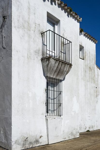 Una casa con su balcón en el pueblo de La Bazana, en la provincia de Badajoz, donde actualmente residen unas 300 personas.