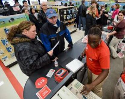 Consumidores hacen cola para pagar sus compras en una tienda en la ciudad de Glenview, Illinois (EE.UU.). EFE/Archivo