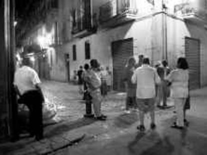 B 36430 - 28/ago/00 - color - Patrullas de vecinos del barrio del Raval en Barcelona. - Foto: Jordi Roviralta