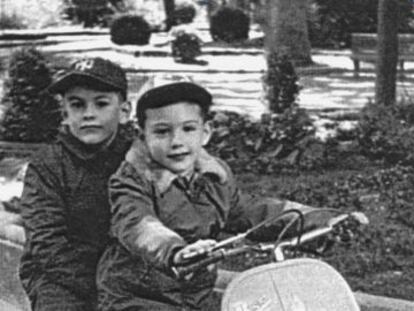 Javier Marías, al volante; detrás, su hermano Fernando. Soria, 1959.