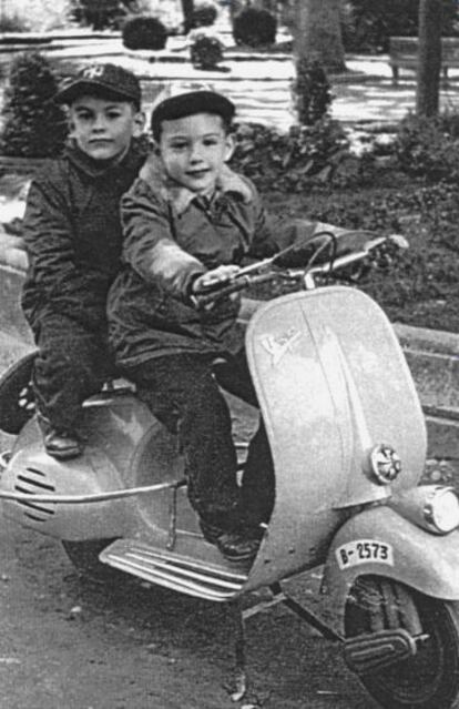 Javier Marías, al volante; detrás, su hermano Fernando. Soria, 1959.