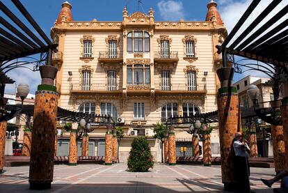 El edificio La Reconquista, de estilo 'art déco', en la plaza Menéndez Pelayo de Melilla.