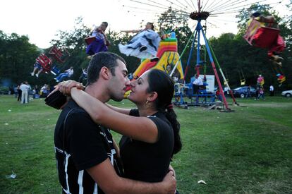 Una pareja romaní se besa durante la celebración del día de Santa María. Además de la festividad religiosa, los gitanos aprovechan para concertar matrimonios.
