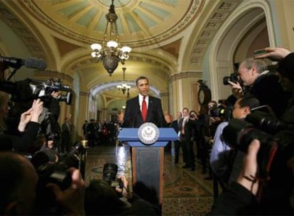 Barack Obama comparece ante la prensa durante la visita al Capitolio, en Washington, para pedir a la oposición republicana apoyo a su plan económico.