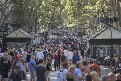 Normalidad en La Rambla. Ambiente de normalidad en Las Ramblas un día después del atentado. La ciudad intenta volver a su rutina.