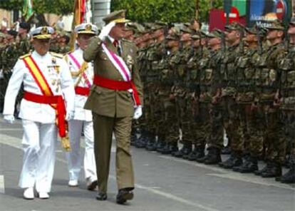 Los Reyes han presidido el desfile, celebrado este mediodía en Almería.