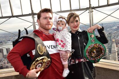 'Canelo' con su pareja, Fernanda Gómez, y su hija María Fernanda en lo alto del Empire State de Nueva York.