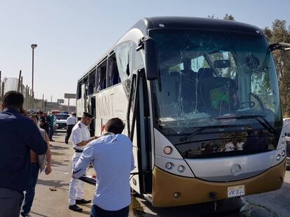 Ônibus turístico alcançado neste domingo por uma explosão cerca das pirâmides de Giza.