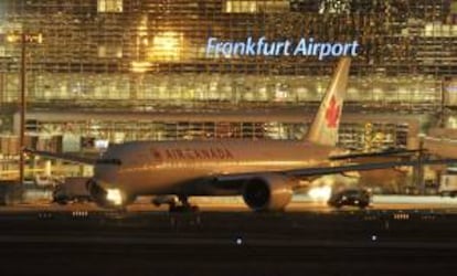 En la imagen, un avión preparado para comenzar un vuelo nocturno en el aeropuerto de Fráncfort, Alemania. EFE/Archivo