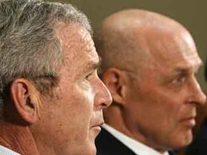 George Bush, Henry Paulson y Ben Bernanke atienden a la prensa tras la reunión en la que analizaron la situación económica de EE UU en la Casa Blanca.