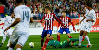 Momento del partido de la primera vuelta de la Liga 15/16 entre Atlético y Real Madrid.