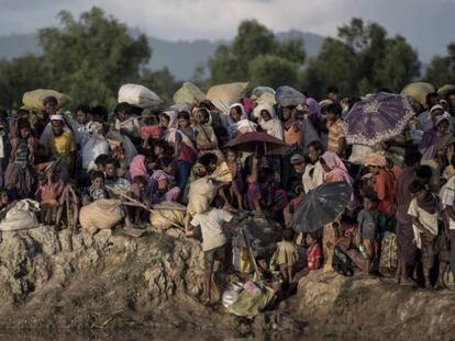 Refugiados rohingyas esperam para cruzar o rio Naf, que delimita a fronteira entre Myanmar e Bangladesh, em 9 de outubro