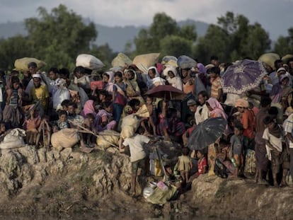 Refugiados rohingyas esperam para cruzar o rio Naf, que delimita a fronteira entre Myanmar e Bangladesh, em 9 de outubro