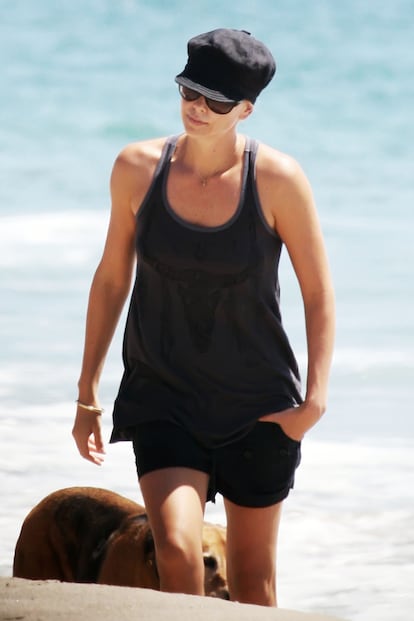 Charlize Theron, con total look negro, suele elegir la playa para pasear a su perro.