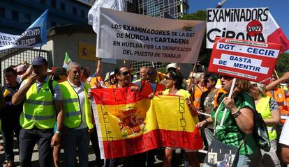 Protesta de los examinadores del carn&eacute; de conducir ante la sede de la Direcci&oacute;n General deTr&aacute;fico (DGT), en Madrid.