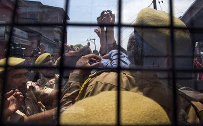 Policías indios detienen a un empleado del gobierno de Cachemira durante una protesta convocada por el sindicato de trabajadores para exigir la regularización de los contratos de trabajo y un aumento de sueldo en Srinagar, Cachemira.