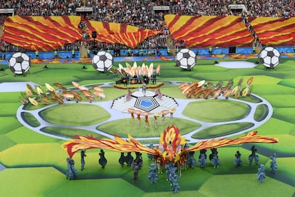 Artistas participan en la ceremonia de inauguración del Mundial.