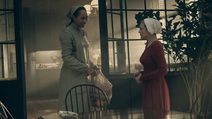 Brugel y Moss en 'The Handmaid's Tale'.