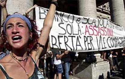 Varios manifestantes exigen a las puertas del Parlamento italiano la dimisión del ministro de Interior y la liberación de los detenidos.
