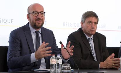 El primer ministro, Charles Michel, junto al titular de Interior Jan Jambon, de la N-VA.