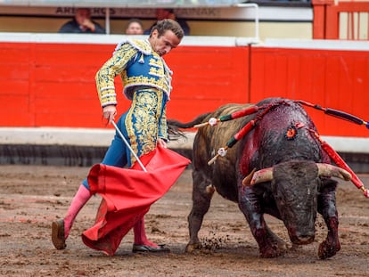 Damián Castaño, uno de los triunfadores de la feria, ante uno de los toros de Dolores Aguirre.