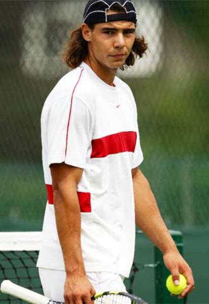 Nadal se ejercita ayer en las pistas de Wimbledon.