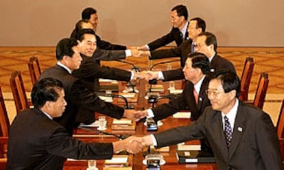 Los delegados de Corea del Norte (izquierda) saludan a sus homólogos del Sur, ayer en Seúl.