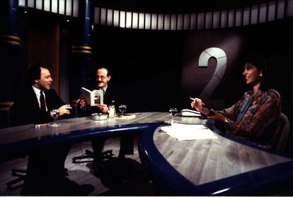 Antonio Tabucchi, escritor italiano durante su participación en el programa de televisión 'Mira 2', con Concha García Campoy y Javier Marías, en 1991.