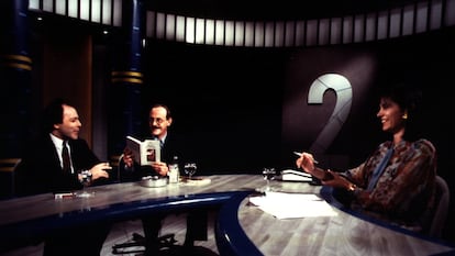 Antonio Tabucchi, escritor italiano durante su participación en el programa de televisión 'Mira 2', con Concha García Campoy y Javier Marías, en 1991.