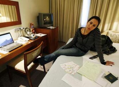 Marcia Rocha aguarda ayer en la habitación de un hotel la salida de un vuelo con destino a Berlín tras cuatro días de espera.