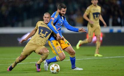 Ver&oacute;n y Gignac pelean por el bal&oacute;n