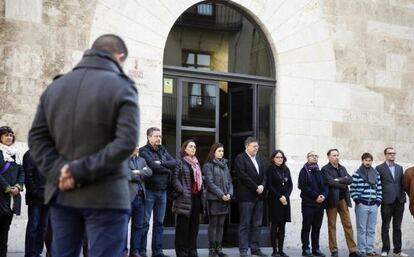 El presidente valenciano, en el centro, durante la concentraci&oacute;n de repulsa contra el asesinato machista de una mujer en Villena.