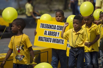 Niños y adultos participan en la "Novena caminata para la prevención del abuso infantil" a lo largo del malecón de Santo Domingo, en la República Dominicana. 30 de abril de 2014.