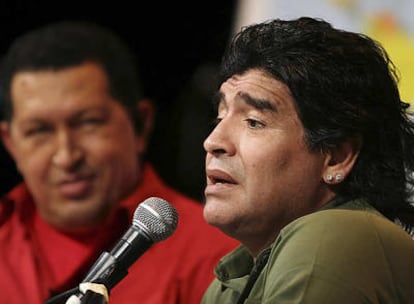 Maradona, junto al presidente venezolano Hugo Chávez en un acto