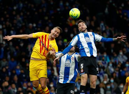 Luuk de Jong salta para cabecear el balón ante Fernando Calero.