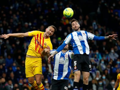 Luuk de Jong salta para cabecear el balón ante Fernando Calero.