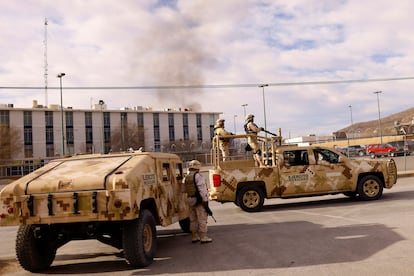 Elementos del ejército mexicano afuera del Cereso #3 de Ciudad Juárez (Chihuahua), este domingo 1 de enero.