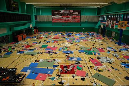 Agentes de la policía accedieron al recinto con el fin de buscar objetos peligrosos, como bombas de gasolina o químicos explosivos que los estudiantes robaron del laboratorio. En la imagen, estado en el que ha quedado el gimnasio de la universidad, este martes.