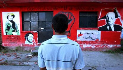 Un estudiante de la Normal de Ayotzinapa. A la derecha, una imagen de Lucio Cabañas. 