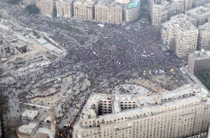 Vista da praça Tahrir, onde simpatizantes do Exército se reuniram no sábado.