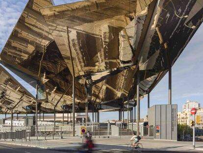 Marquesina del mercadillo Els Encants Vells, obra del equipo del arquitecto Ferm&iacute;n V&aacute;zquez b720.