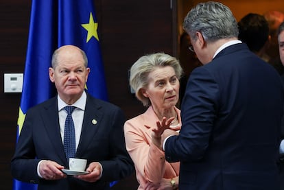 El canciller alemn, Olaf Scholz, observa la conversacin entre la presidenta de la Comisin Europea, Ursula von der Leyen, y el primer ministro croata, Andrej Plenkovic, de espaldas, el 3 de febrero en Bruselas.