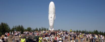 Visitantes durante la fiesta de inauguración de <i>Dream</i>, de Jaume Plensa, en la localidad de St. Helens, Reino Unido.