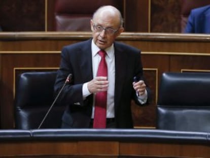 El ministro de Hacienda, Cristóbal Montoro, en el pleno del Congreso.