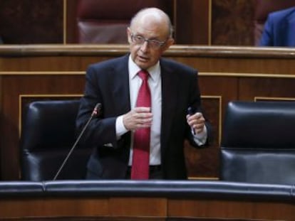 El ministro de Hacienda, Crist&oacute;bal Montoro, en el pleno del Congreso.